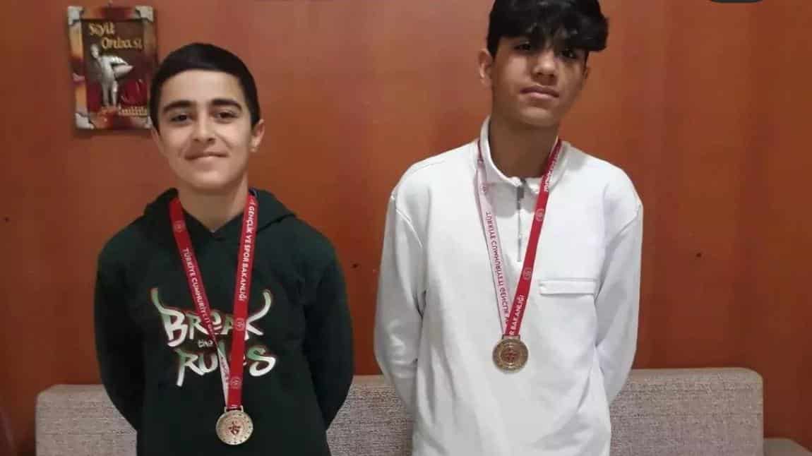 Okulumuz 8.Sınıf Öğrencileri Bayram Ali Demir ve Zeki Yılmaz İl Tekvando Turnuvasında 1. olmuşlardır.